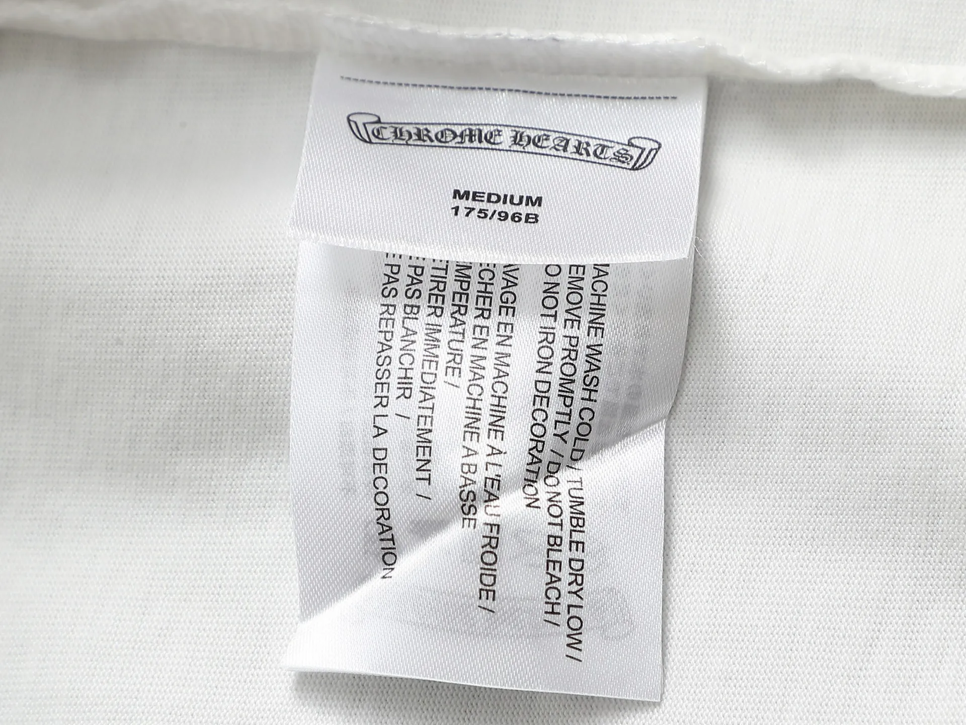 🅿️230 𝗖𝗵𝗿𝗼𝗺𝗲 𝗛𝗲𝗮𝗿𝘁𝘀/Cro Heart 2025 Cross Patch Embroidery Summer New Original Counter American Acid Washed Old Laser Burnt Patch Embroidery Couple Casual Short Sleeve T-shirt 👑The highest version! Customized fabric 300g double yarn! American acid-washed and distressed original fabric laser burnt ✟appliqué embroidery and exquisite embroidery of letters! The best-selling model at the counter. It is very comfortable to wear. It is low-key yet luxurious. It is very classy when worn. The large version and tailoring are needless to say. The upper body is exquisite and vivid👍High-end first-class materials. A truly palace-level product. The cotton from Turkey is of outstanding quality. After heavy washing, the clothes are very soft! Not picky, the upper body is absolutely stylish and extremely luxurious. Auxiliary materials: The original model has been authenticated and labeled ➕100% silk washed with water label. Genuine purchase-grade original hangtag➕matching hanging rope➕3D hanging beads➕original packaging bag. Craftsmanship: The original version has consistent wiring! The highest version of the armhole matching technique! Countless times of pattern making to 100% restore the original appearance! The correct version is the same for men and women, super eye-catching, super good-looking, and super atmospheric! Color: White Black Size: S-XL